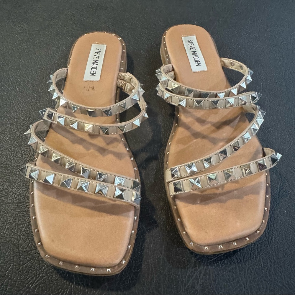 Steve Madden Skyler Flat Slide Sandals in tan w/ silver studded detail, size 8 - Picture 2 of 7